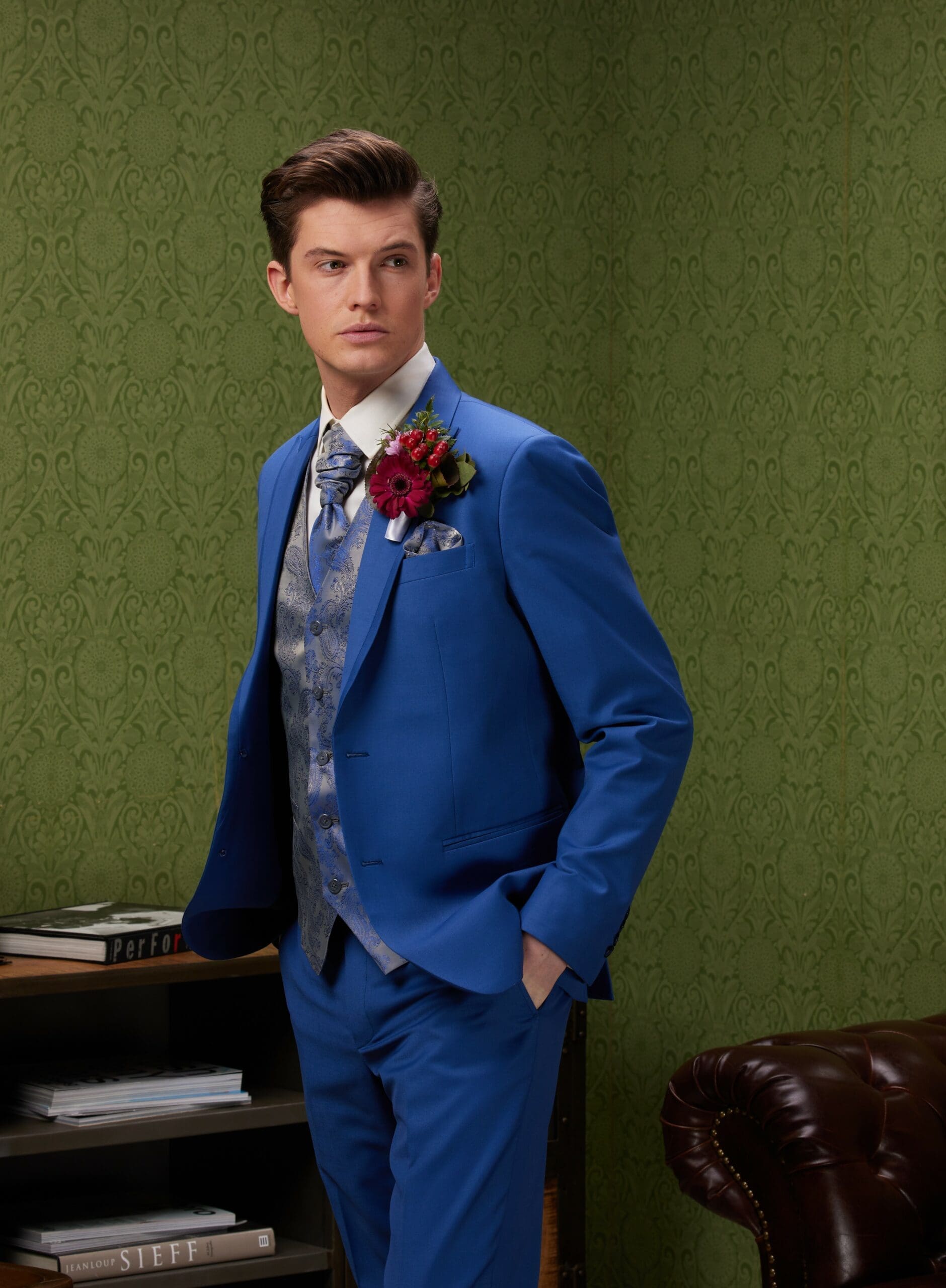 Blauer Bräutigam Anzug