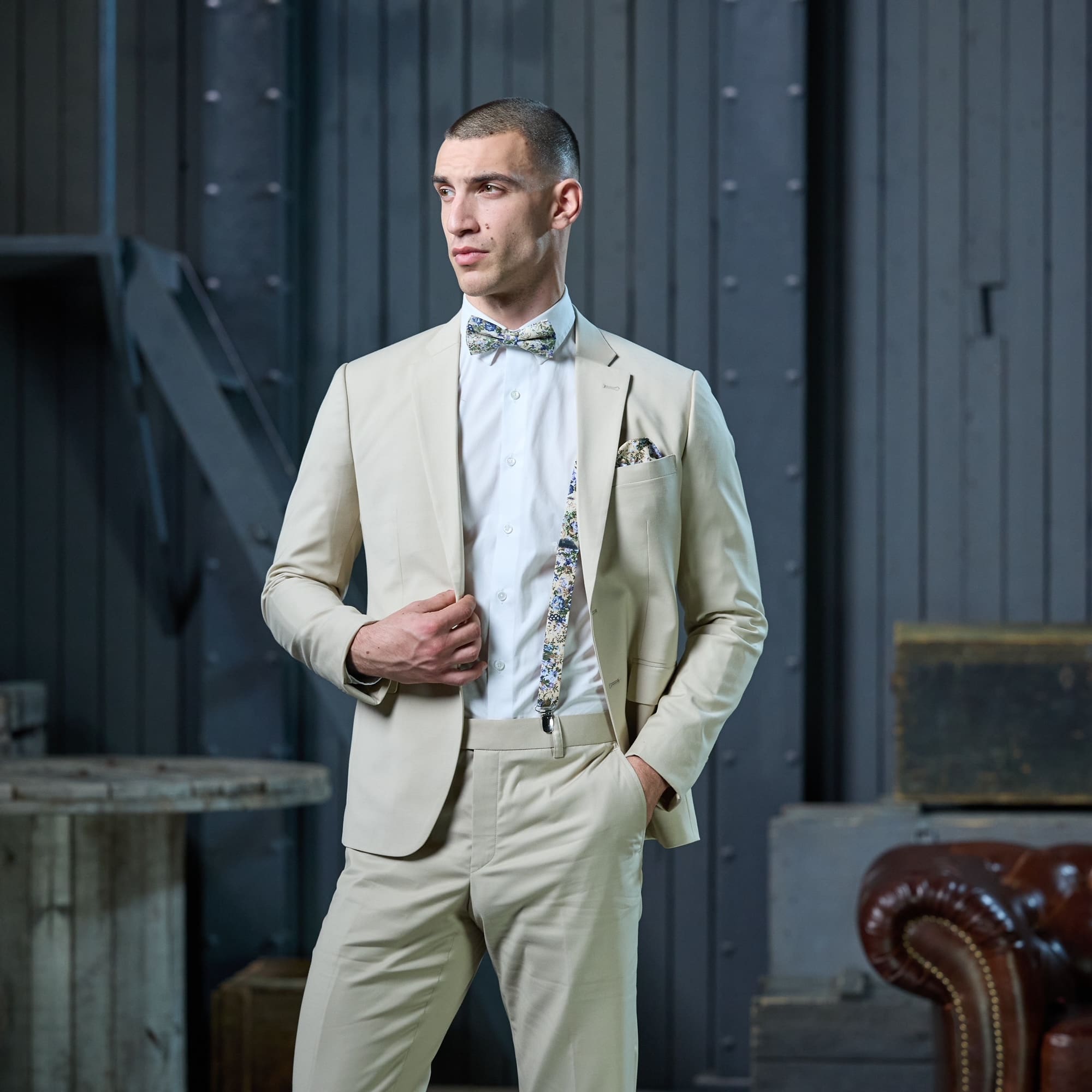 Hellbeige Anzug für die Sommerhochzeit